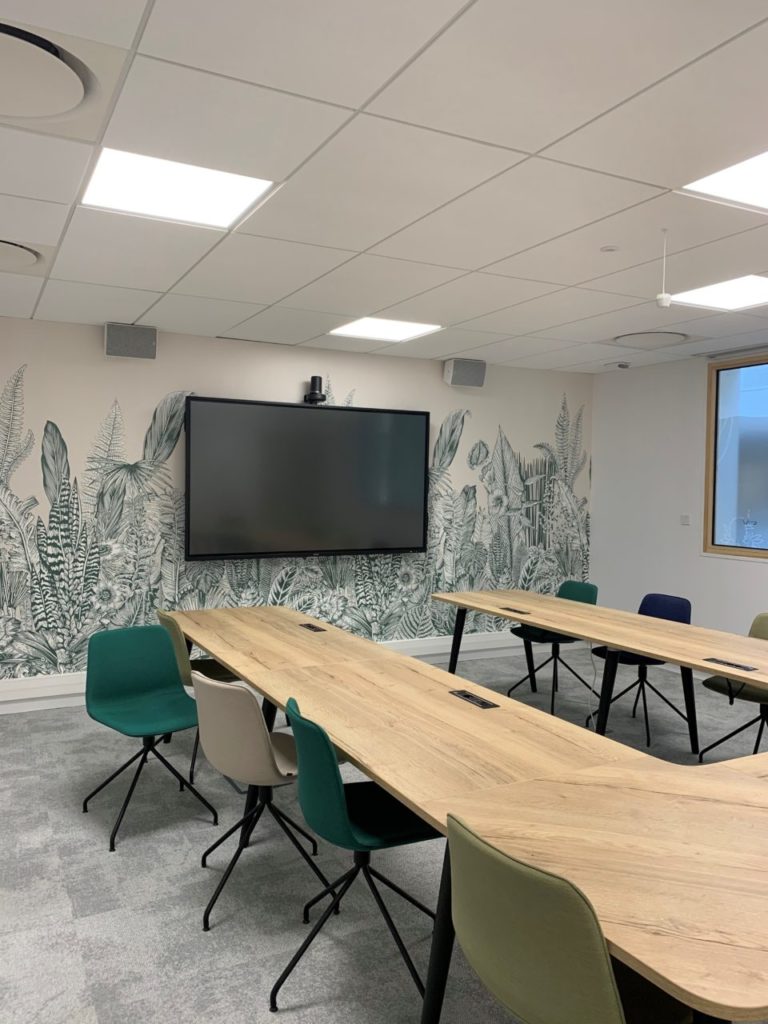 A meeting room with screen in H³ - smartbuilding