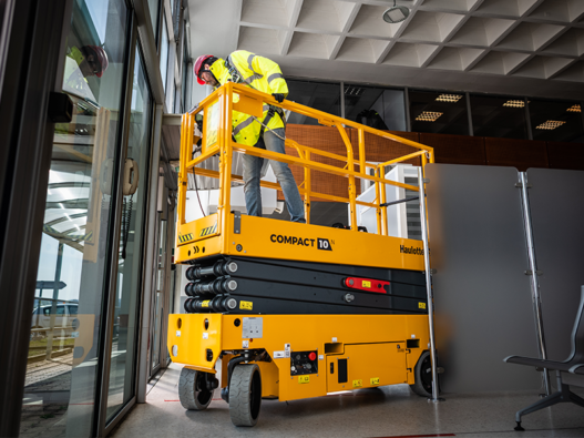 Navigating tight spaces - COMPACT scissor lift