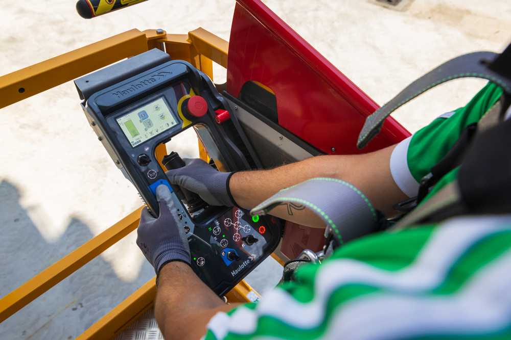 upper control box with screen on the HS21E